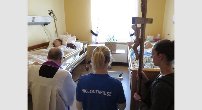 WOŁOMIN: droga krzyżowa w hospicjum